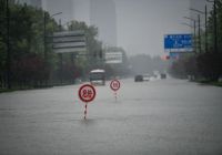 鄭州市民朋友們，暴雨期間請注意留意警示標(biāo)志牌！